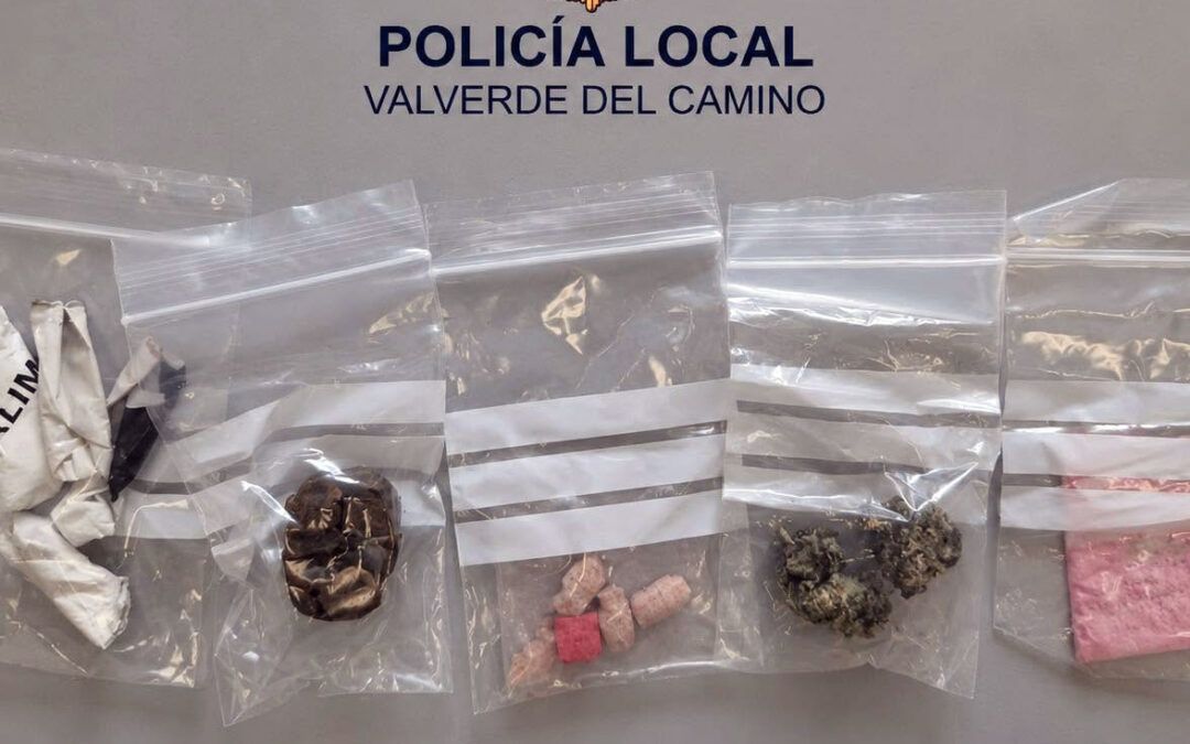 Huye de un control, da positivo y la Policía Local le encuentra diversas drogas en su coche